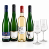 Weyh kennenlernen: vier Weinflaschen – Riesling trocken, Schiefer Riesling feinherb, Spätburgunder Blanc de Noir und Riesling Kabinett – mit zwei Weyh-Weingläsern.