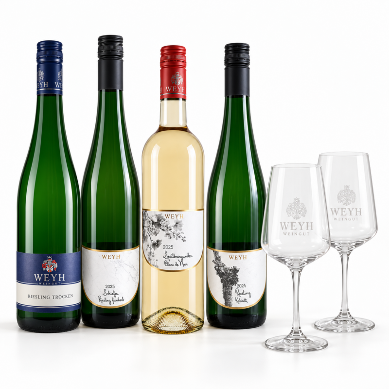 Weyh kennenlernen: vier Weinflaschen – Riesling trocken, Schiefer Riesling feinherb, Spätburgunder Blanc de Noir und Riesling Kabinett – mit zwei Weyh-Weingläsern.