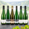 Terroir-Entdecker-Paket mit sechs Weyh-Rieslingflaschen vor der dezent aufgehellten Mosellandschaft: Schiefer trocken 2025 und 2021, Winninger 2022, Uhlen Laubach 2022, Schiefer feinherb 2025 und fruchtsüß 2024.